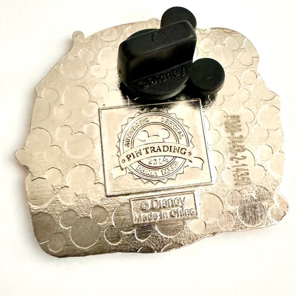 Disney Pin Happiest Place On Earth Retro Mystery Small World Pirates Set Of 2 - Picture 4 of 5